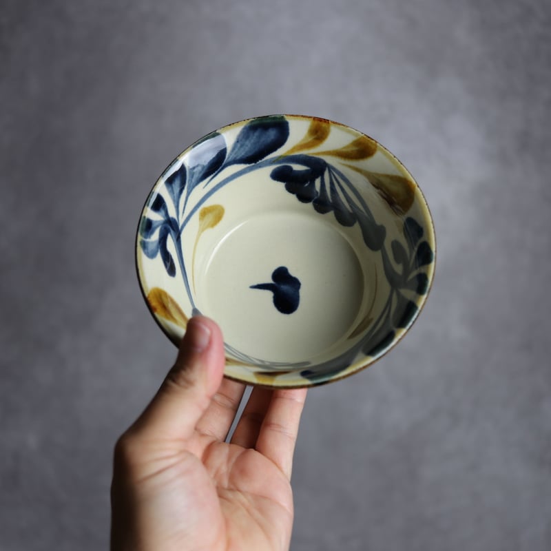 7001314 【陶眞窯】飴・呉須 唐草 4寸鉢 | MADE IN OKINAWA 7001314 【陶眞窯】飴・呉須 唐草 4寸鉢 | MADE IN OKINAWA