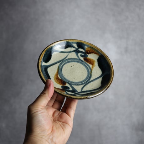 5寸皿 唐草模様 紺 茶 やちむん 陶器 陶芸こまがた:7006010