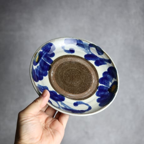 6寸皿2 飴 呉須 菊花唐草紋 やちむん 陶器 漂窯:7010006