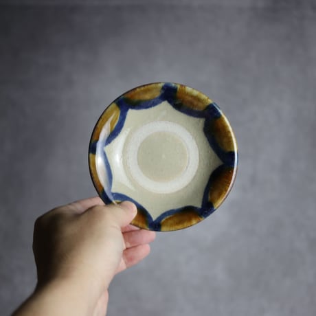 4寸皿S1 飴 呉須釉 海波紋 やちむん 陶器 北窯 松田米司工房:7003002