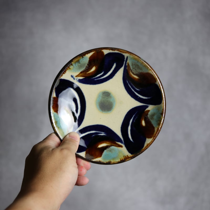 ハンドメイド　陶器　流水文様　皿　手作り陶器　杢目陶芸 深海のブルー万能皿石垣模様魚柄 陶器 - YAYOIGAMA'S GALLERY