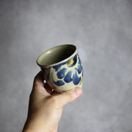 湯呑S1 飴 呉須釉 菊花唐草 やちむん 陶器 北窯 松田米司工房:7003020