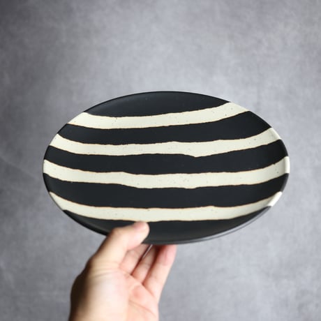 モノクロ皿 シマ 大④ やちむん 陶器 陶factory509:7017024