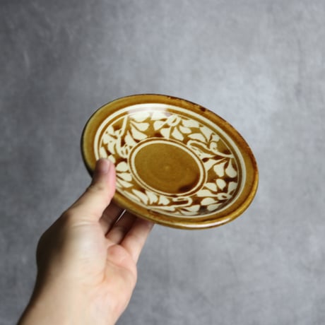 5寸皿 飴釉 蝋抜 菊紋唐草 やちむん 陶器 真南風工房:7011003