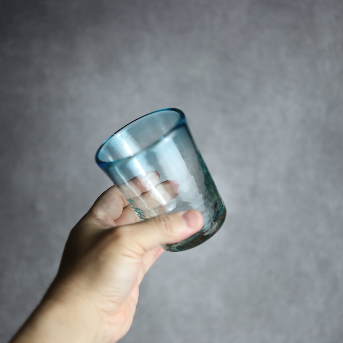ノーマルグラス 中 水色 琉球ガラス 工房清天:7102044 | MADE IN