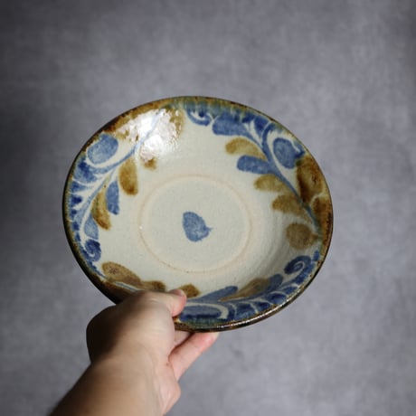 7寸皿1 飴 呉須釉 唐草 やちむん 陶器 榮一工房:7013019