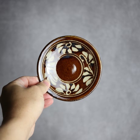 4寸皿 飴釉 蝋抜 菊紋唐草 やちむん 陶器 真南風工房:7011002
