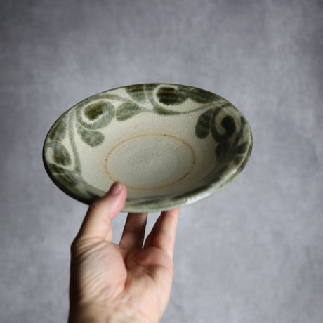 6寸皿1 黒呉須釉 唐草 やちむん 陶器 榮一工房:7013015