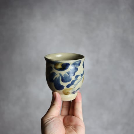 湯呑S1 飴 呉須釉 菊花唐草 やちむん 陶器 北窯 松田米司工房:7003020
