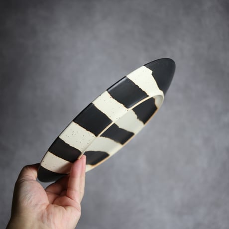 モノクロ皿 シマ 大⑤ やちむん 陶器 陶factory509:7017024