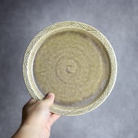 7寸プレート1 オリーブグリーン 縞 フラット やちむん 陶器 cerca:7025007
