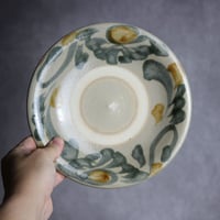 7寸皿S1 飴 呉須釉 菊花唐草 やちむん 陶器 北窯 松田米司工房:7003006