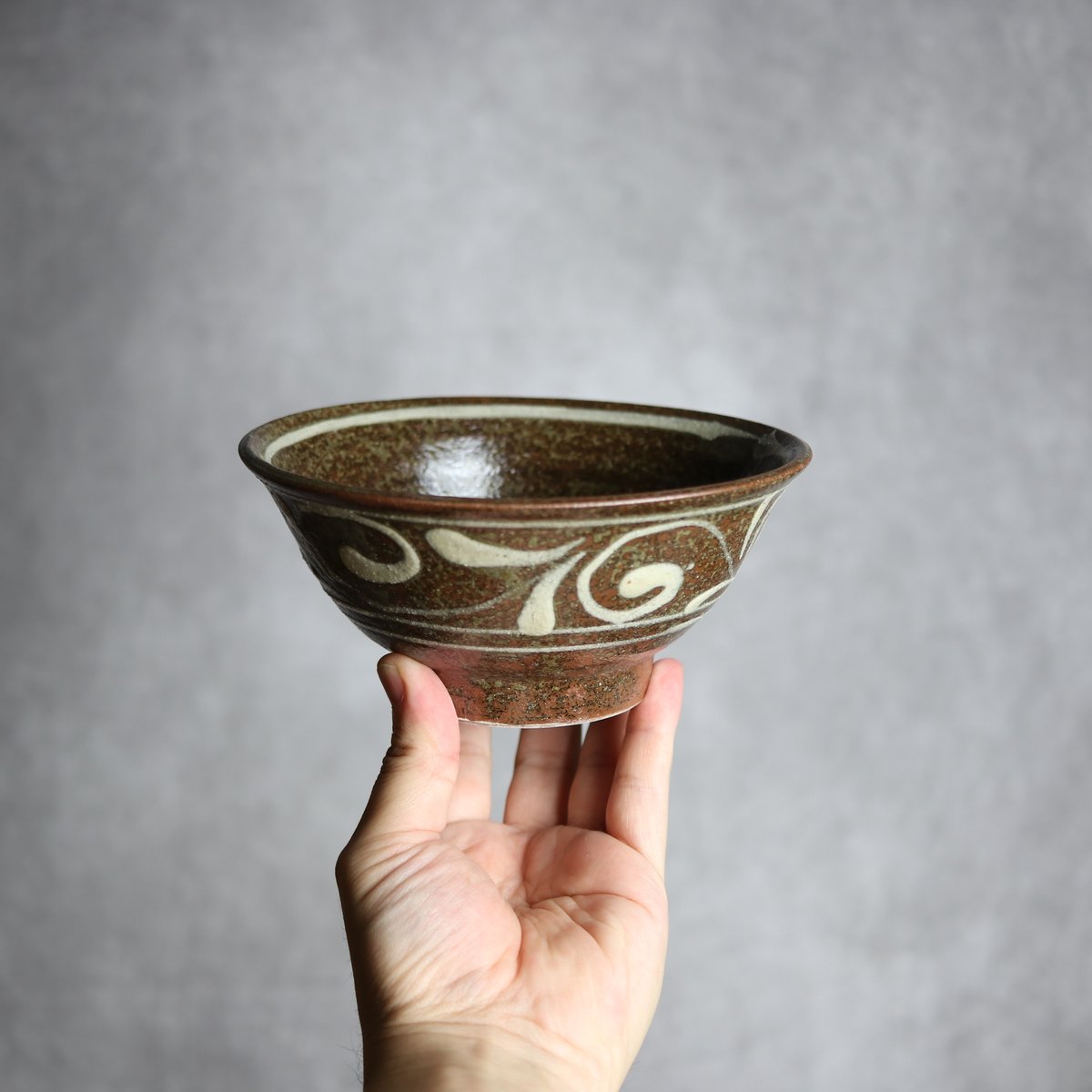 【美品】照屋窯 いっちん唐草 8.5寸マカイ（25.5㎝）／やちむん 民藝 5寸マカイ1 イッチン 唐草 やちむん 陶器 榮一工房:7013038