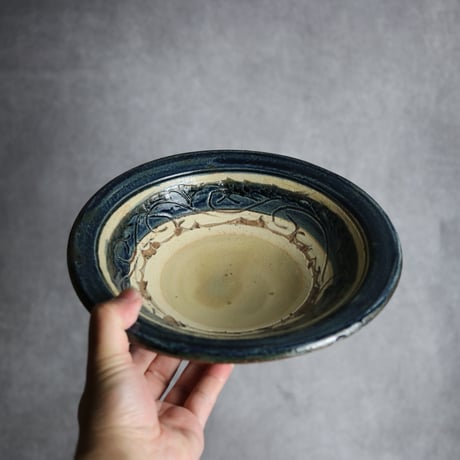 7寸皿1 呉須釉 掻落 唐草 やちむん 陶器 北窯 宮城正享工房:7005007 ※重い
