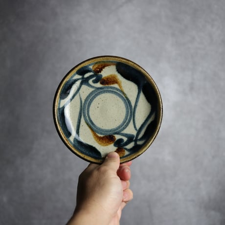 5寸皿 唐草模様 紺 茶 やちむん 陶器 陶芸こまがた:7006010