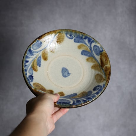 7寸皿1 飴 呉須釉 唐草 やちむん 陶器 榮一工房:7013019