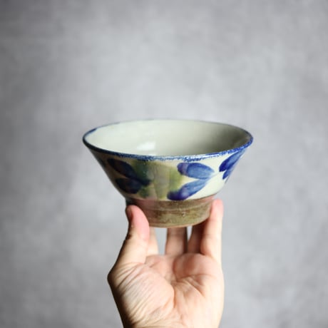4.5寸マカイ1 呉須 緑釉 菊花双葉紋 やちむん 陶器 漂窯:7010025