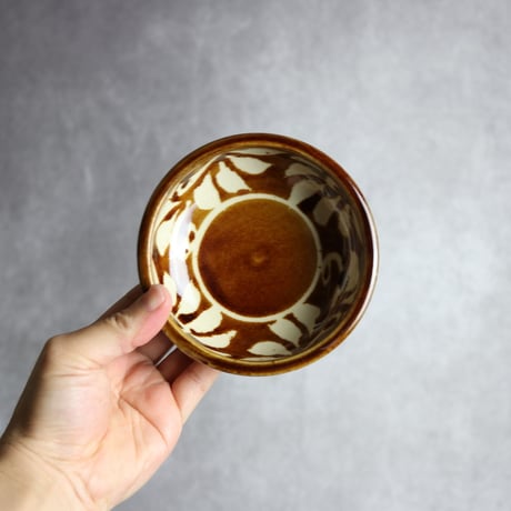 4寸鉢 飴釉 蝋抜 菊紋唐草 やちむん 陶器 真南風工房:7011012