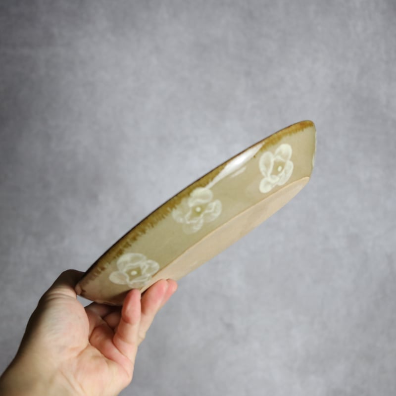  CLIO 花柄金縁陶器OATMEAL 4枚セット オーバル皿4 花紋 やちむん 陶器 エドメ陶房:7201002 | MADE IN OKINA