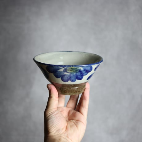 4.5寸マカイ1 呉須 緑釉 菊花双葉紋 やちむん 陶器 漂窯:7010025