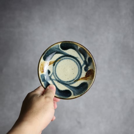 4寸皿 唐草 紺 茶 やちむん 陶器 陶芸こまがた:7006081