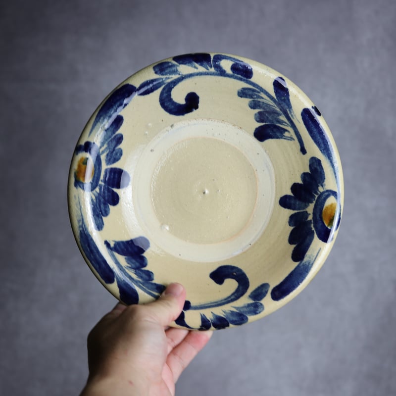 7寸皿1 飴 呉須釉 菊花唐草 やちむん 陶器 北窯 宮城正享工房:7005007