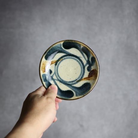 4寸皿 唐草 紺 茶 やちむん 陶器 陶芸こまがた:7006081