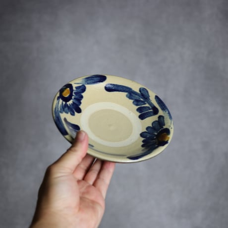 5寸皿1 飴 呉須釉 菊花 やちむん 陶器 北窯 宮城正享工房:7005004