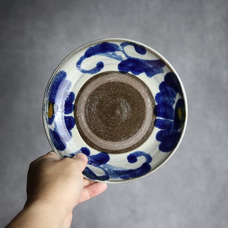 6寸皿2 飴 呉須 菊花唐草紋 やちむん 陶器 漂窯:7010006