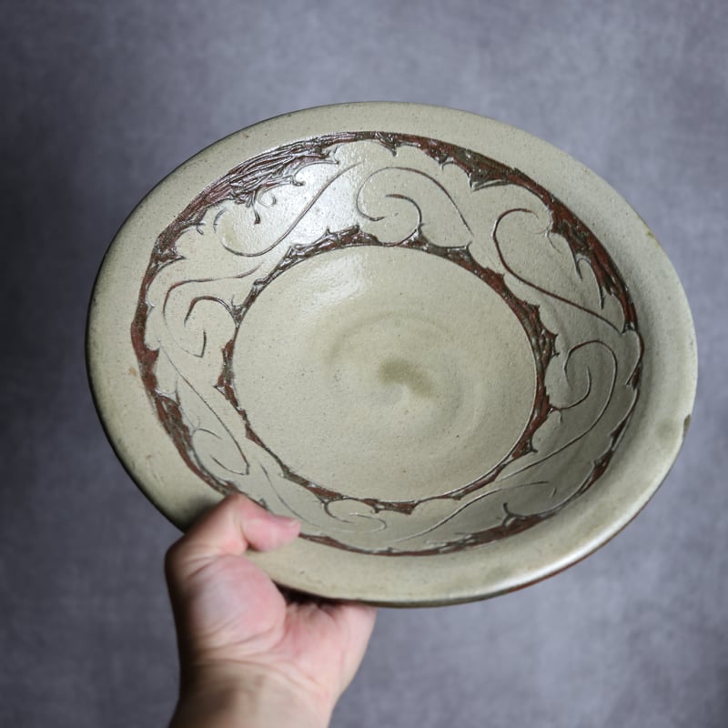 尺皿1 白釉 線彫掻落 唐草 やちむん 陶器 北窯 宮城正享工房 ※重い