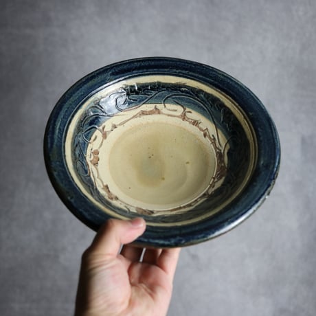 7寸皿1 呉須釉 掻落 唐草 やちむん 陶器 北窯 宮城正享工房:7005007 ※重い