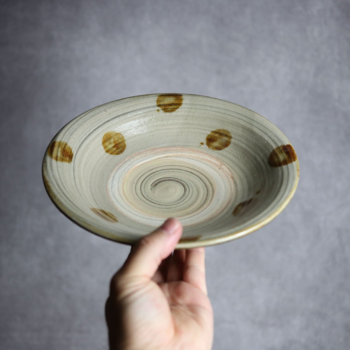 7寸皿S1 飴釉 刷毛目 点打 やちむん 陶器 北窯 松田米司工房:7003006