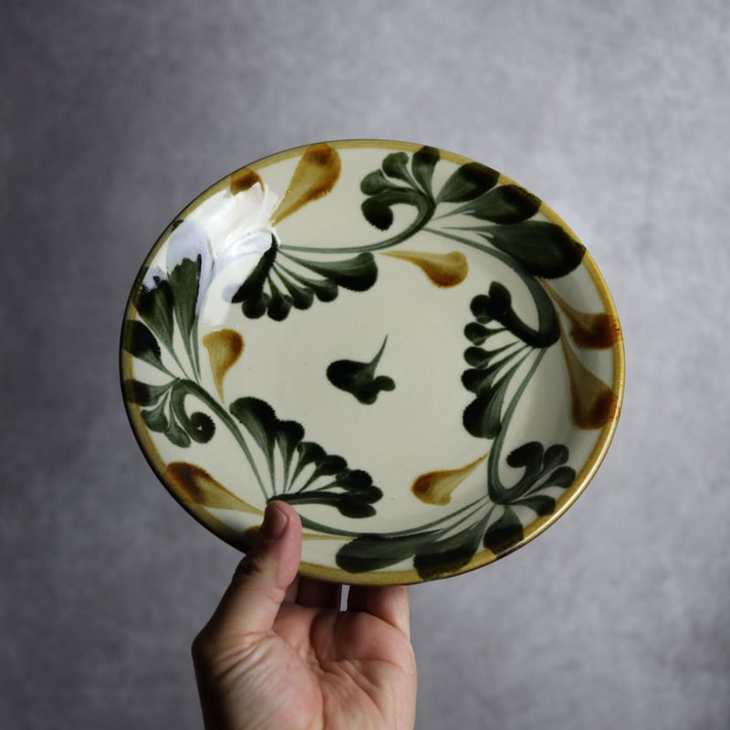 7寸皿 黒呉須 飴 唐草紋 やちむん 陶器 陶眞窯:7001408 | MADE