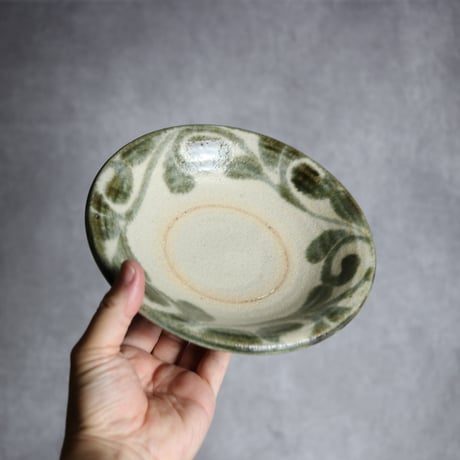 6寸皿1 黒呉須釉 唐草 やちむん 陶器 榮一工房:7013015