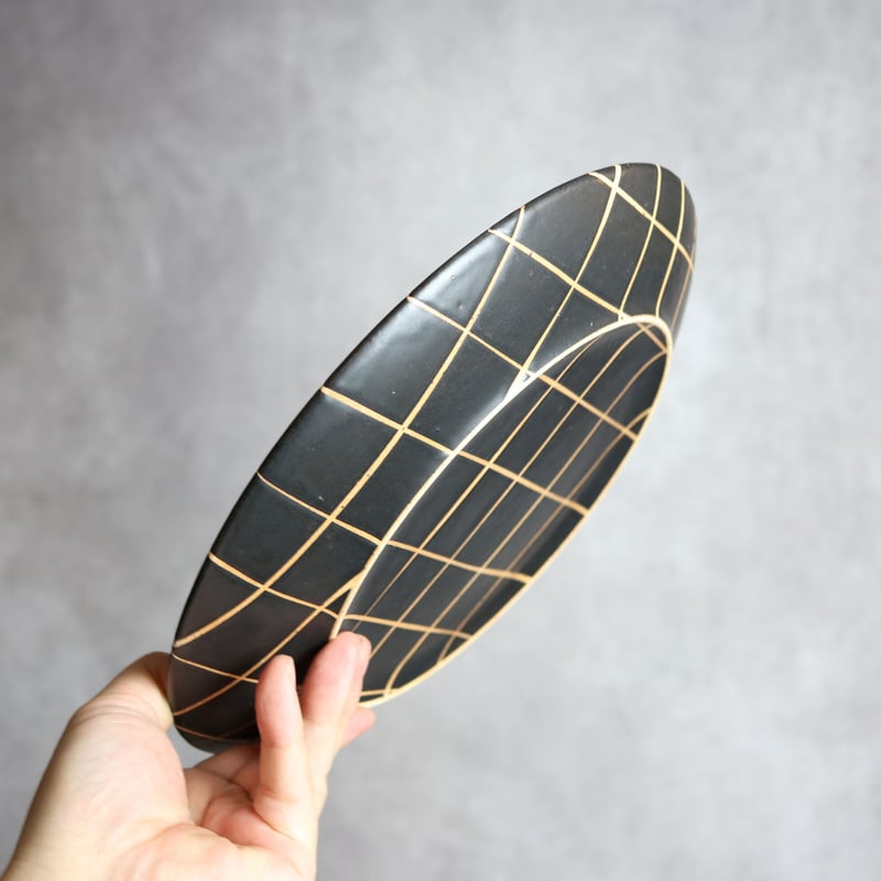 陶器製の丸型容器 黒と茶色のストライプ モノクロ皿 大 チェック柄 やちむん 陶器 陶factory509:7017025