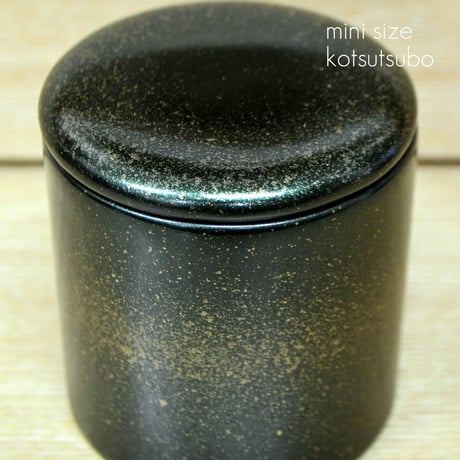 シリコンパッキン付きミニ骨壺 2寸 陶彩漆コズミックグリーン 直径6.3cm×高さ6.7cm 分骨つぼ 陶器製 012 かわいい おしゃれ モダン 手元供養