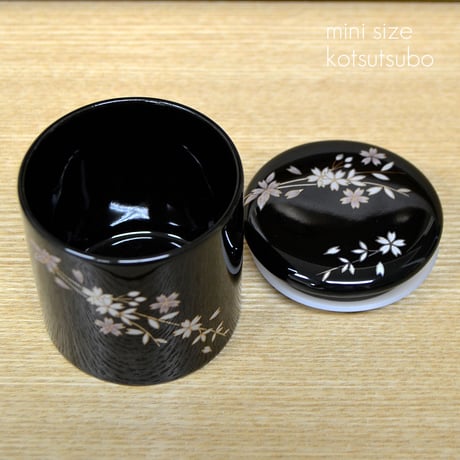 シリコンパッキン付きミニ骨壺 2寸 銀襴さくら ブラック 黒 直径6.3cm×高さ6.7cm 分骨つぼ 陶器製 010 かわいい おしゃれ モダン 手元供養