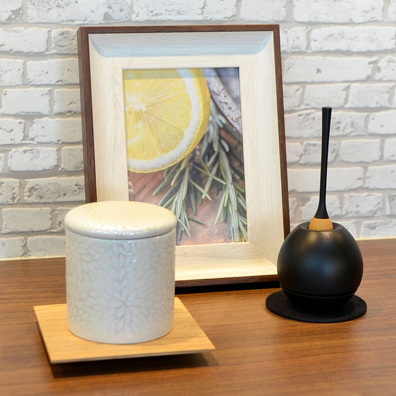 シリコンパッキン付きミニ骨壺 2寸 菊華絢爛 ホワイト 白 直径6.3cm×高