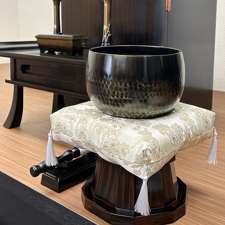 リン座布団１枚 ８.０号 幅２５.５ｃｍ 厚さ５.５ｃｍ 本手打りん ７.0寸用 金襴桜模様 ベージュ ゴールド 仏具 038