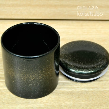 シリコンパッキン付きミニ骨壺 2寸 陶彩漆コズミックグリーン 直径6.3cm×高さ6.7cm 分骨つぼ 陶器製 012 かわいい おしゃれ モダン 手元供養
