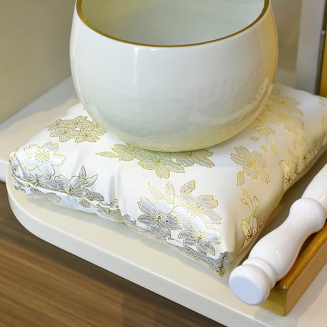 リン座布団１枚 ３.５号 幅１３ｃｍ 厚さ３ｃｍ 本手打りん ３.５寸用 金襴桜模様 ベージュ ゴールド 仏具 032