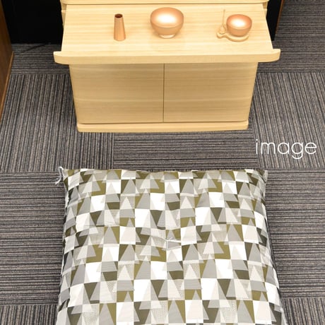 仏前座布団 モダン座布団 日本製 保管袋付き ブラウンカーキ 幅67cm 奥行68cm 帯織 高品質ポリエステル綿 北欧風 おしゃれ サカエ金襴 仏間座布団 お仏壇座布団 現代風 モダンデザイン