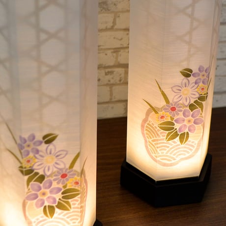 コンパクト盆提灯 和照灯 1対(2個セット) コードレス 電池式 LED 精華 高さ26cm 直径9cm 紫の花柄 018 インテリア提灯 おしゃれな提灯 岐阜ちょうちん 和風行灯 現代風 モダン