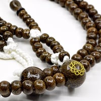 男性用 紳士用数珠 木製念珠 尺 Ｍサイズ 025 鉄刀木 たがや 創価学会用 学会マーク入り 小田巻梵天ふさ SGI SOKA