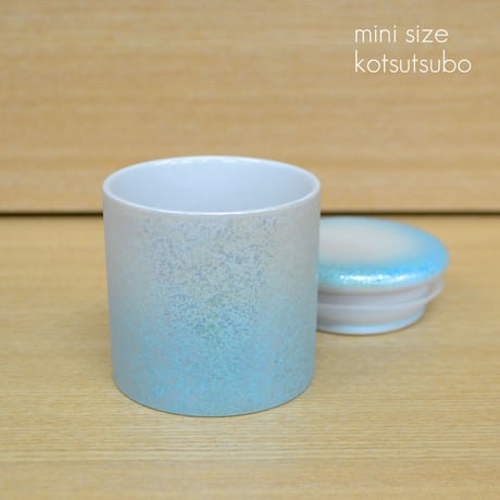 シリコンパッキン付きミニ骨壺 2寸 ラスターブルー 直径6.3cm×高さ6.7cm 分骨つぼ 陶器製 002 かわいい おしゃれ モダン 手元供養