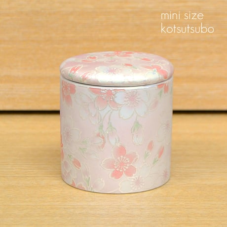 シリコンパッキン付きミニ骨壺 2寸 桜ころもピンク 直径6.3cm×高さ6.7cm 分骨つぼ 陶器製 004 かわいい おしゃれ モダン 手元供養