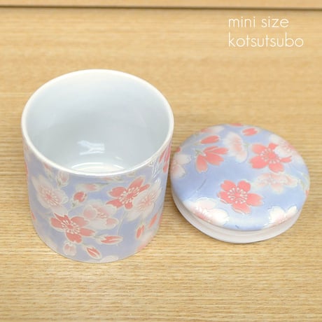 シリコンパッキン付きミニ骨壺 2寸 桜ころもブルー 直径6.3cm×高さ6.7cm 分骨つぼ 陶器製 006 かわいい おしゃれ モダン 手元供養