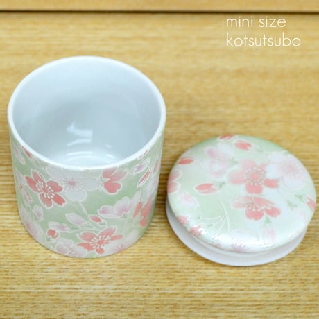 シリコンパッキン付きミニ骨壺 2寸 桜ころもグリーン 直径6.3cm×高さ6.7cm 分骨つぼ 陶器製 005 かわいい おしゃれ モダン 手元供養