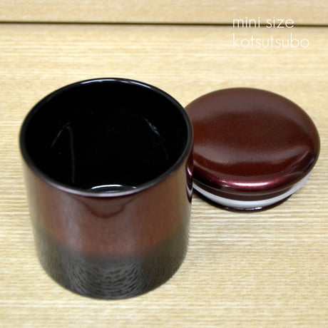 シリコンパッキン付きミニ骨壺 2寸 ワインレッド 陶彩漆 直径6.3cm×高さ6.7cm 分骨つぼ 陶器製 011 かわいい おしゃれ モダン 手元供養
