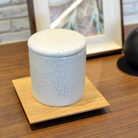シリコンパッキン付きミニ骨壺 2寸 菊華絢爛 ホワイト 白 直径6.3cm×高さ6.7cm 分骨つぼ 陶器製 009 かわいい おしゃれ モダン 手元供養